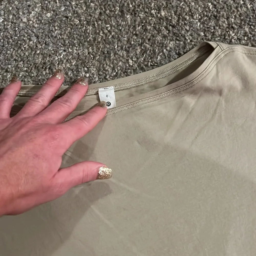 Lululemon top. 0 - Picture 2 of 7